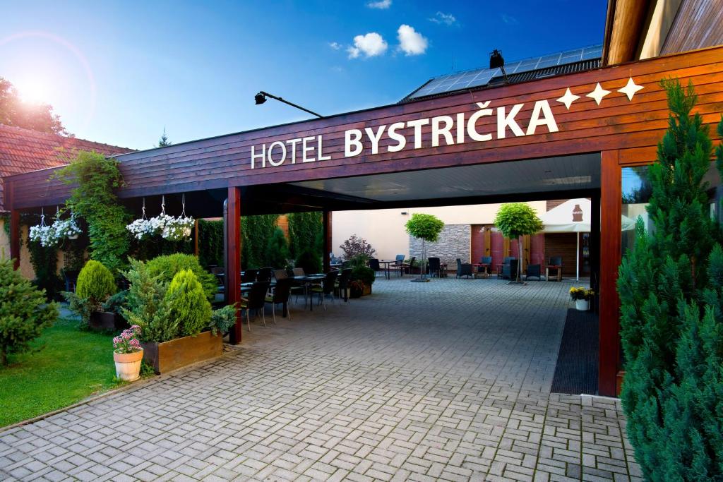 een hotelingang met een bord met de tekst Hotel biryani bij Hotel Bystricka in Martin