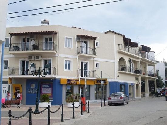 un edificio con un coche aparcado delante de él en Karafelas Hotel, en Skiathos