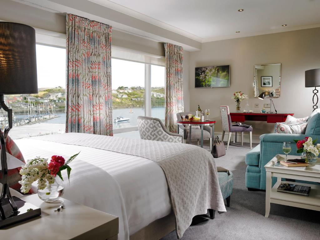 Postel nebo postele na pokoji v ubytování Trident Hotel Kinsale