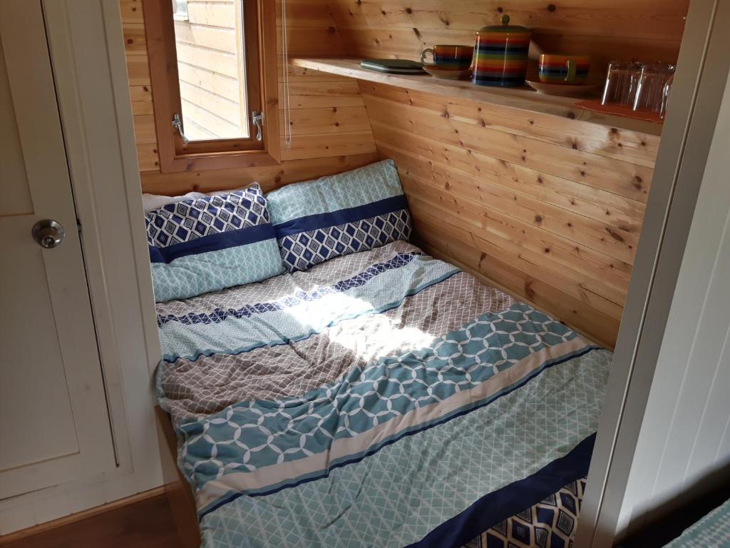Una cama o camas en una habitación de The Rainbow POD