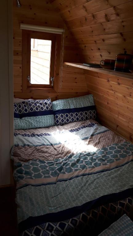 Una cama o camas en una habitación de The Rainbow POD