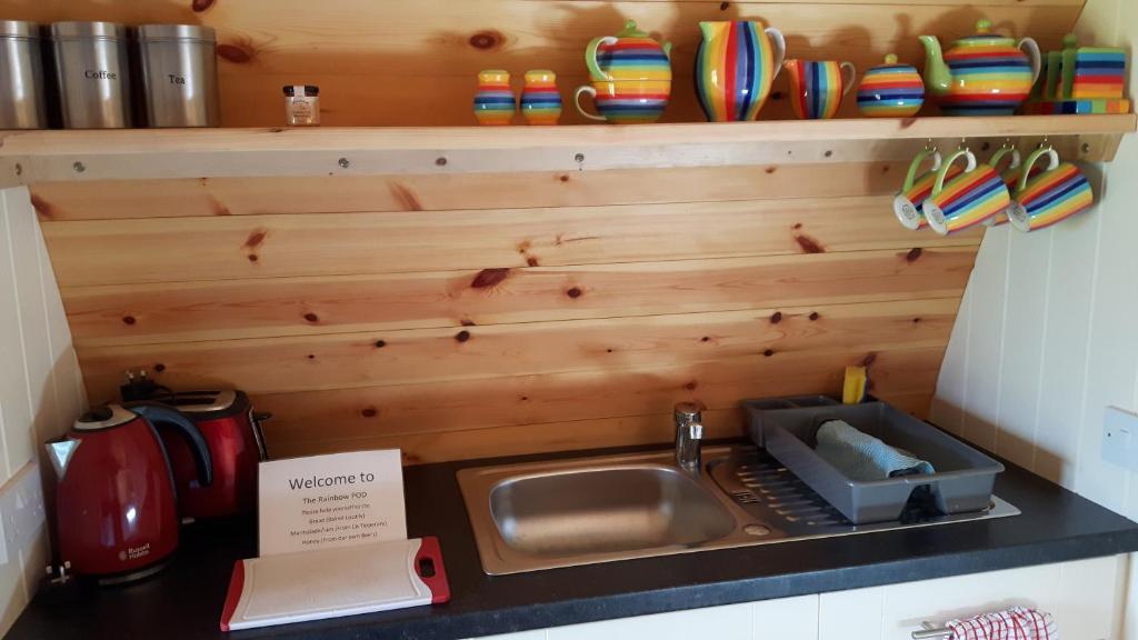 Una cocina o cocineta en The Rainbow POD