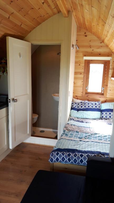 Una cama o camas en una habitación de The Rainbow POD