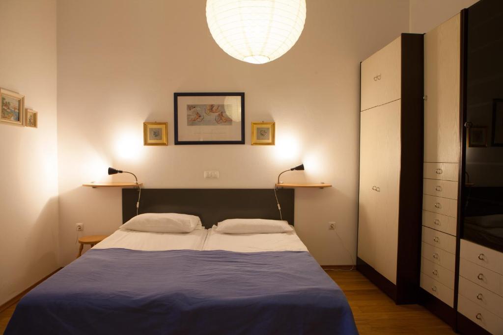 sypialnia z łóżkiem z 2 poduszkami w obiekcie Rimska Apartments Tour As Ljubljana w Lublanie