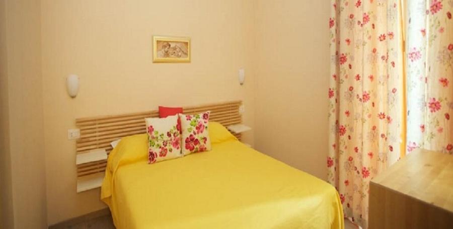 ローマにあるCavour47の小さなベッドルーム(黄色のベッド1台、枕2つ付)