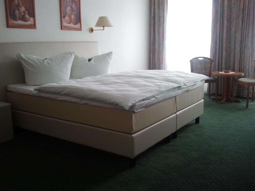 Postel nebo postele na pokoji v ubytování Hotel Evabrunnen