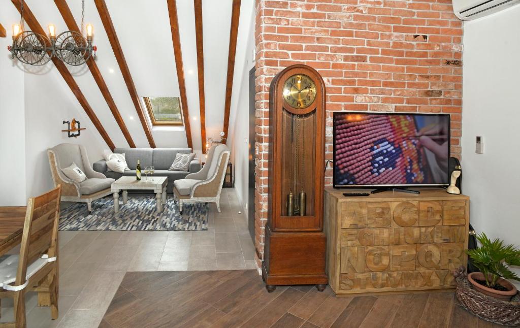 Televízia a/alebo spoločenská miestnosť v ubytovaní Apartment Holiday in Podstrana