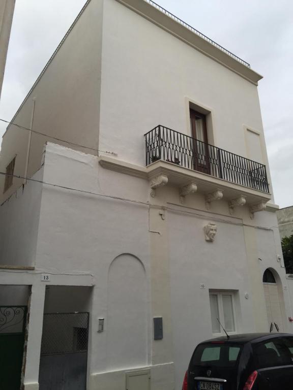 マティーノにあるGli appartamenti del Salentoの白い建物(横にバルコニー付)