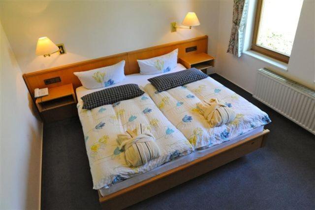 Postel nebo postele na pokoji v ubytování BELVEDERE - das BIO HOTEL Garni & SuiteHotel am Edersee ! Unser Geschenk für Sie, auch die GästeCard GrimmHeimat!