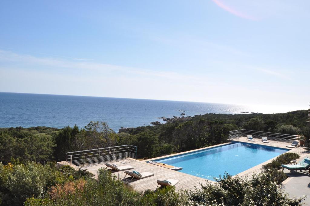 una piscina con vista sull'oceano di Villa Fa a Porto Pollo