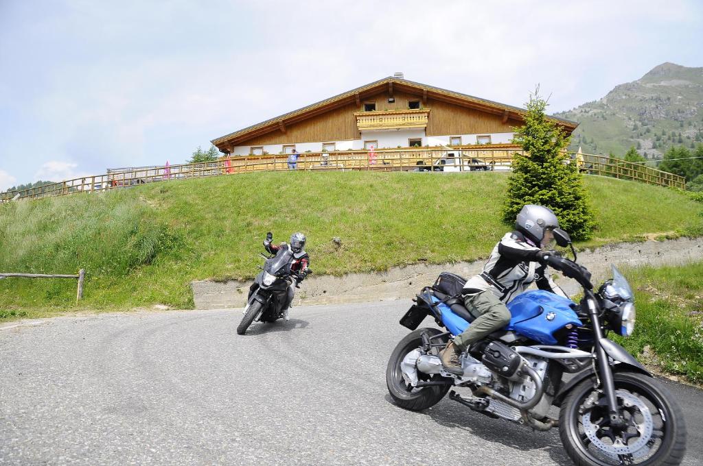 Nespecifikovaný výhled na hory nebo výhled na hory při pohledu z hotelu