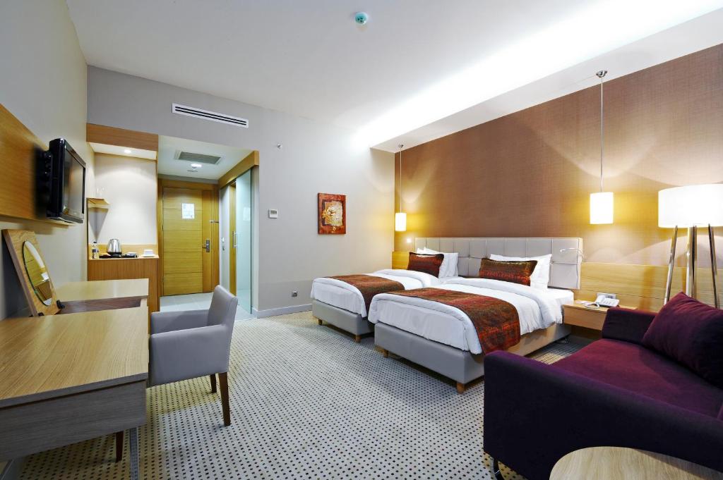 Ένα ή περισσότερα κρεβάτια σε δωμάτιο στο Ramada by Wyndham Podgorica