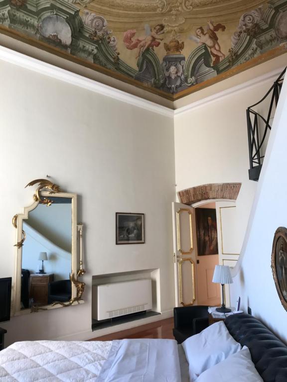 een slaapkamer met een grote spiegel en een bed bij B&B Palazzo Conforti in Salerno