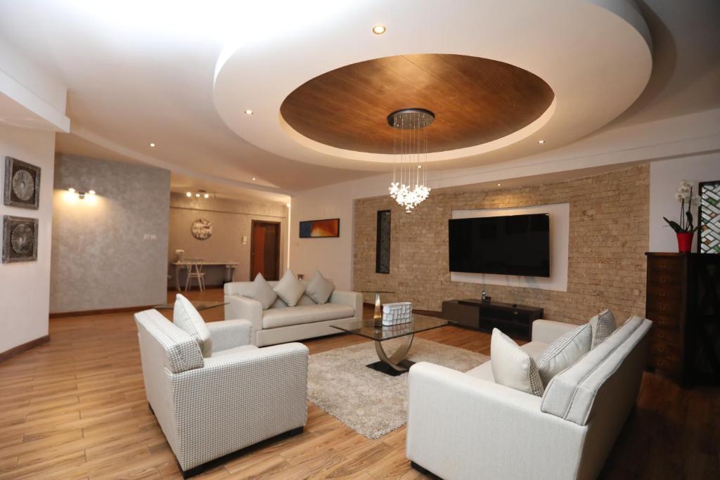 TV a/nebo společenská místnost v ubytování Bidwood Suite Hotel