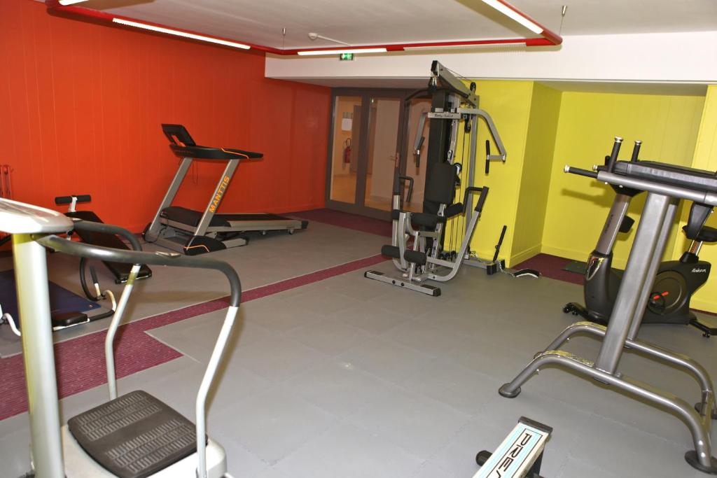 Fitness centrum a/nebo fitness zařízení v ubytování Hôtel Les Trois Roses, Meylan Grenoble