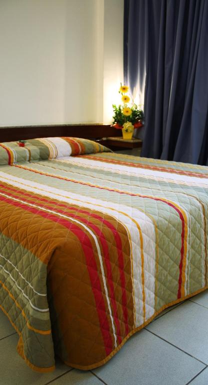 Cama ou camas em um quarto em Pisa Plaza Hotel