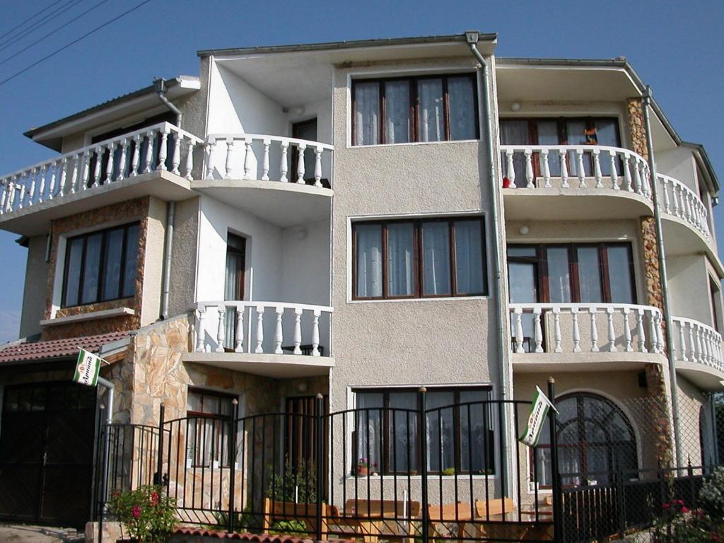 un edificio blanco con balcones en un lateral en Guest House Orbita, en Tyulenovo