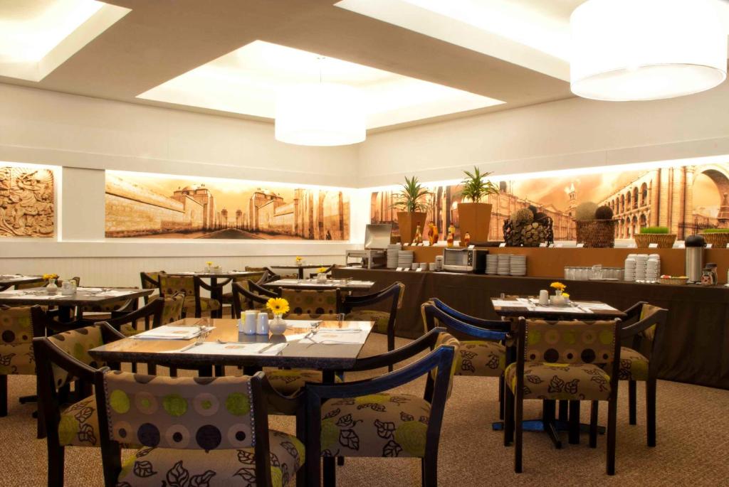 Um restaurante ou outro lugar para comer em Tierra Viva Arequipa Plaza