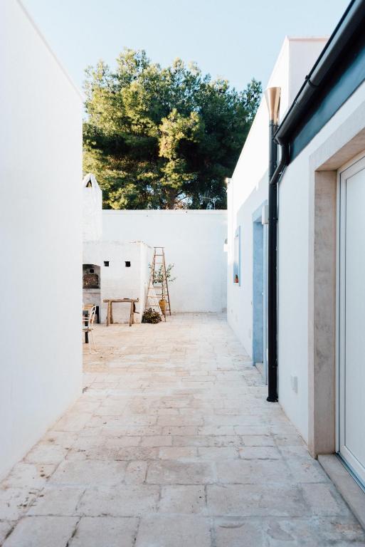 a hallway of a house with white walls at Masseria Giangrande - Rooms and Apartment in Polignano a Mare