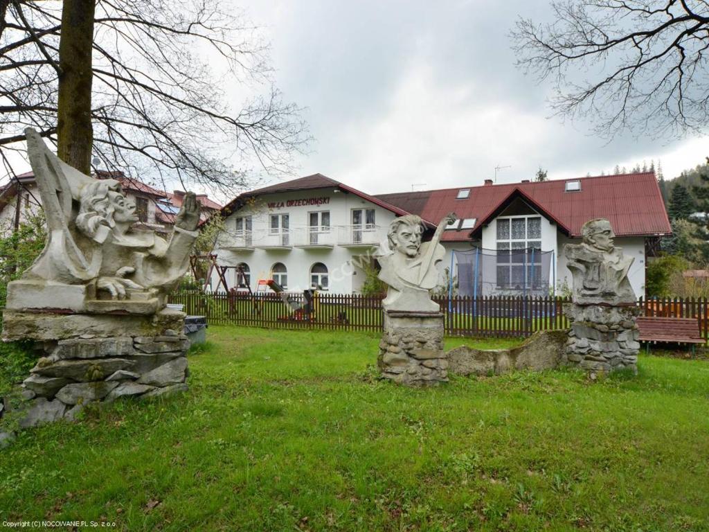 ヴィスワにあるVilla Orzechowskiの家の前の芝生の二体像