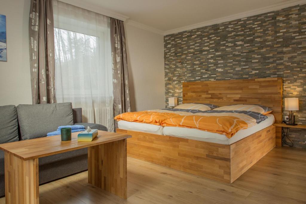 ein Schlafzimmer mit einem Bett und einem Sofa in der Unterkunft Alpenappartements in Bad Gastein