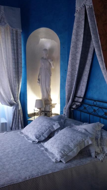 A bed or beds in a room at Palazzo Moraschi Subiaco