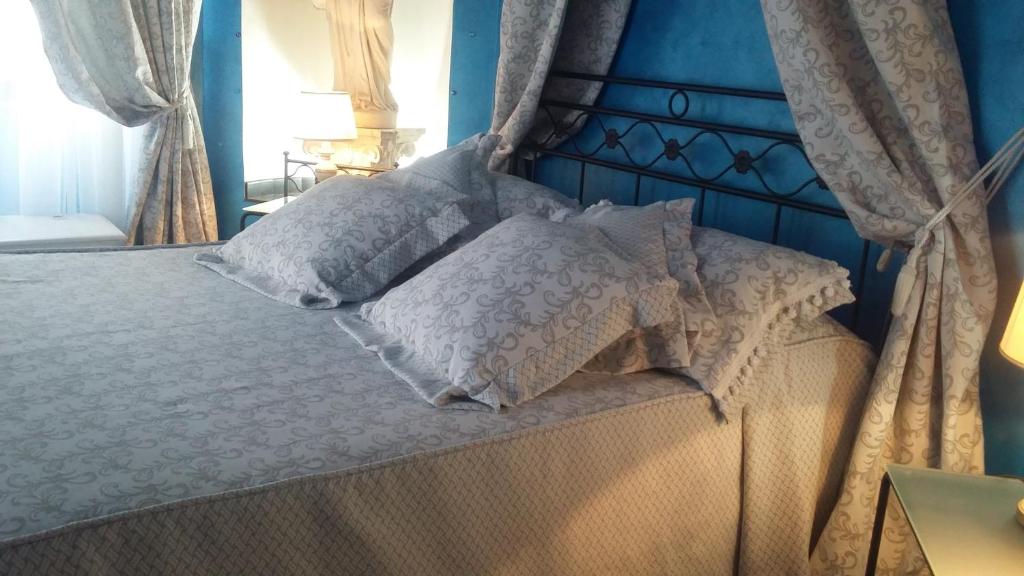 A bed or beds in a room at Palazzo Moraschi Subiaco