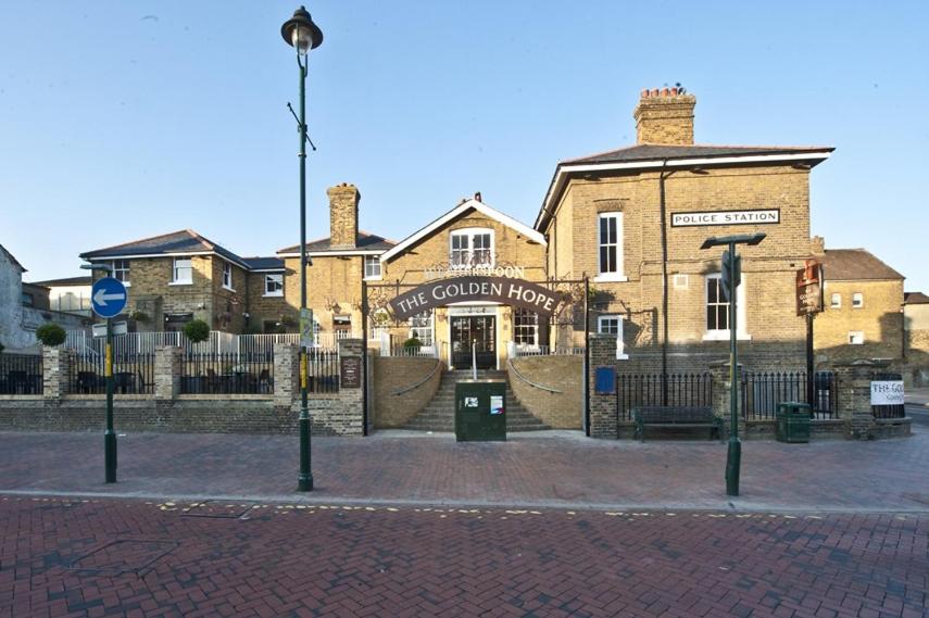 un edificio en la esquina de una calle de ladrillo en The Golden Hope Wetherspoon en Sittingbourne