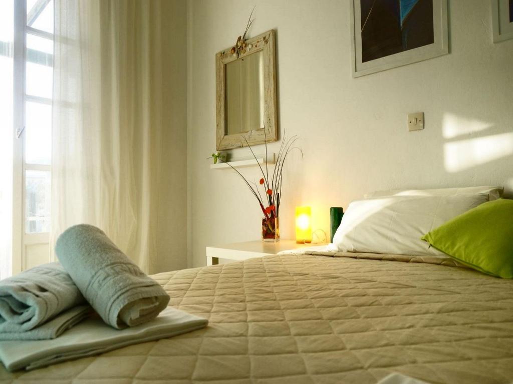 una camera da letto con un letto e asciugamani di Georgios Milos ad Adámas