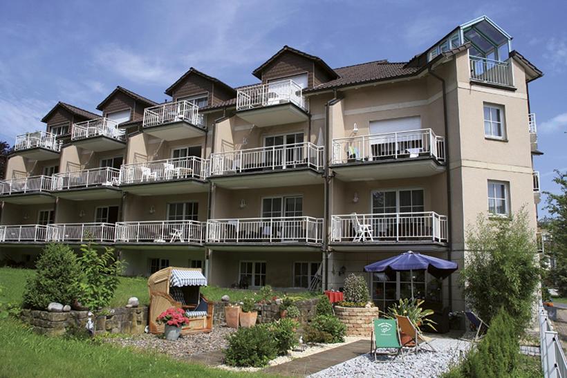 ein großes Gebäude mit Balkon auf der Seite in der Unterkunft Apparthotel am Friedrichspark in Bad Pyrmont