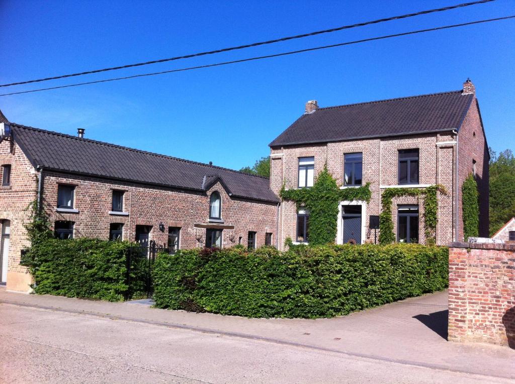 a row of brick houses on a street at Vakantiehuis Haspengouw - Pastorij Mettekoven in Mettekoven