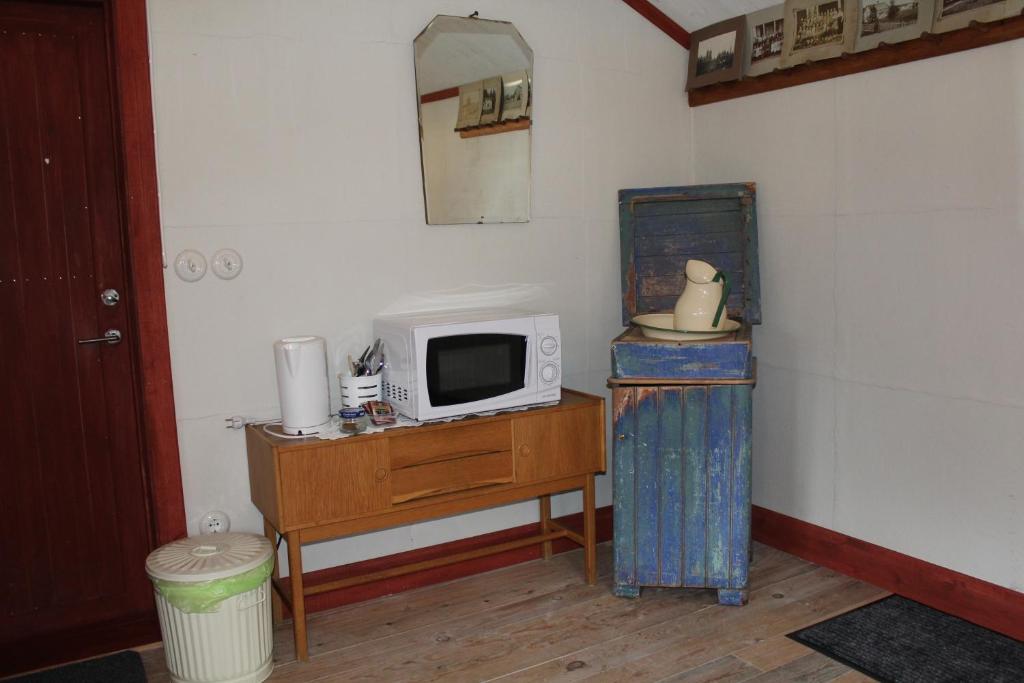 TV a/nebo společenská místnost v ubytování Höglunda Gård B&B Lantgård