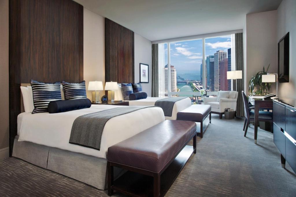 Trump International Hotel & Tower Chicago - Deluxe Queen Room с двумя кроватями для королевы и видом на реки