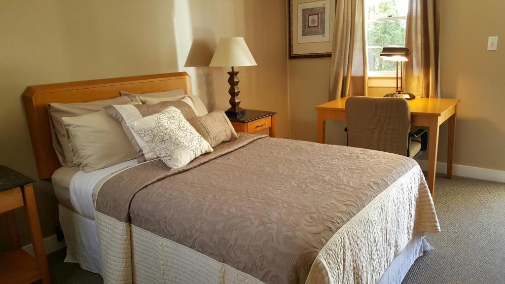 Postel nebo postele na pokoji v ubytování Starlight Lodge Cape Cod