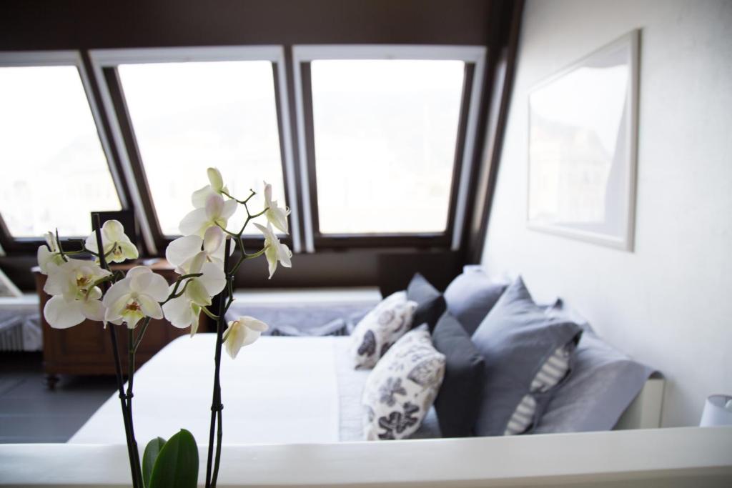 sala de estar con cama y jarrón con flores en La Casetta Sestri Levante, en Sestri Levante