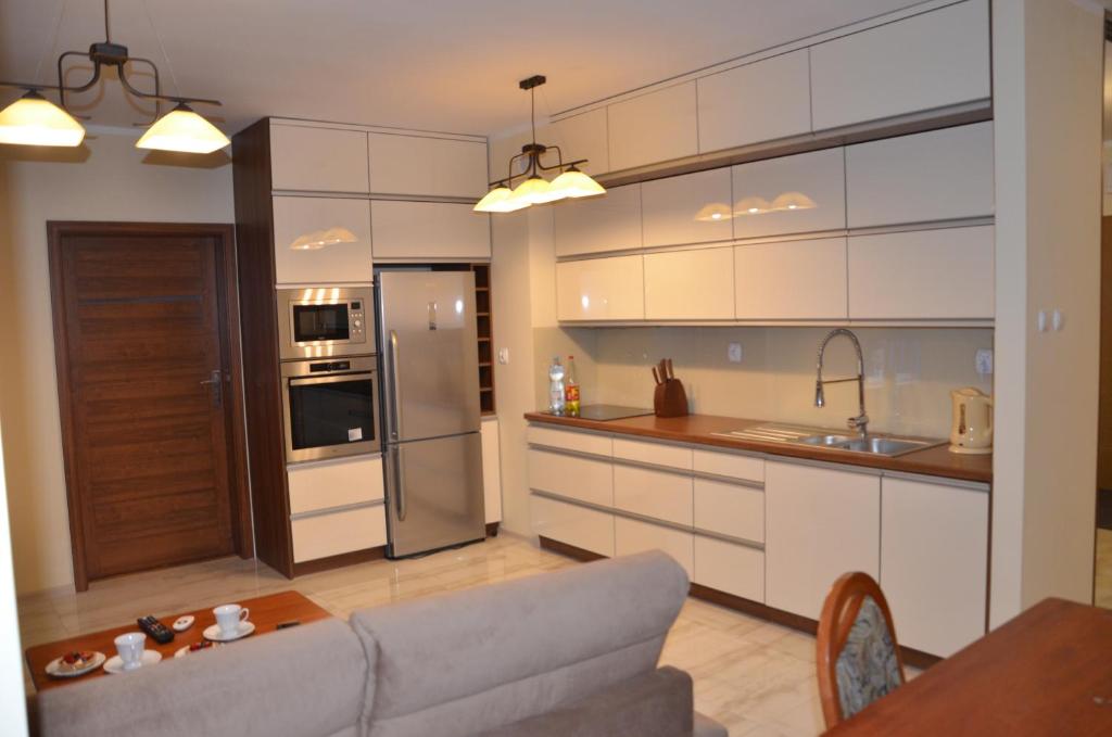 Kuchyňa alebo kuchynka v ubytovaní Luksusowy Apartament przy Plaży Niegocin