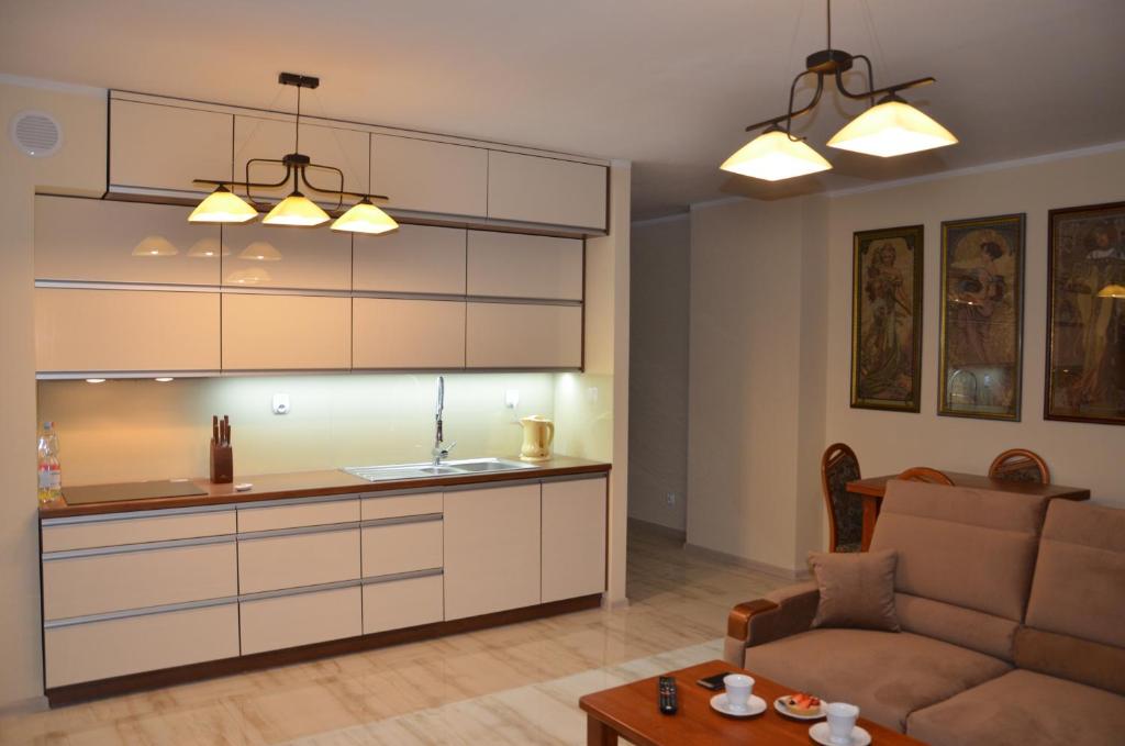 Kuchyňa alebo kuchynka v ubytovaní Luksusowy Apartament przy Plaży Niegocin