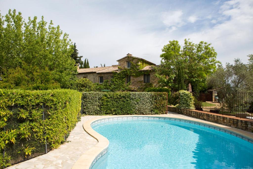 - une piscine dans la cour d'une maison dans l'établissement Le Mas Des Aigras - Hôtel de Charme en Provence, à Orange
