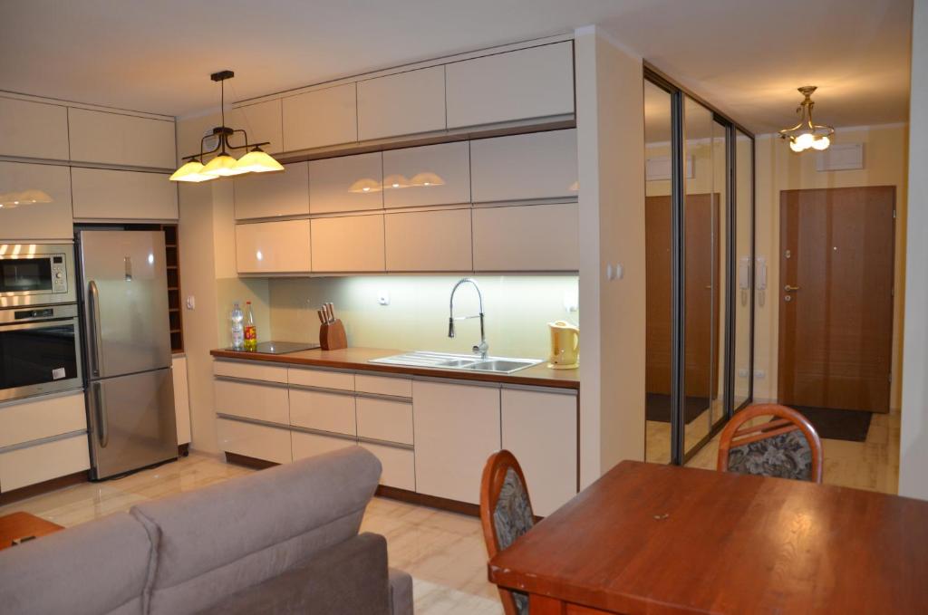 Kuchyňa alebo kuchynka v ubytovaní Luksusowy Apartament przy Plaży Niegocin