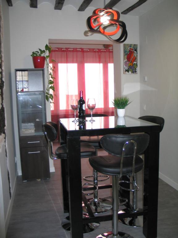 a kitchen with a black island with bar stools at Apartamento Portales in Logroño