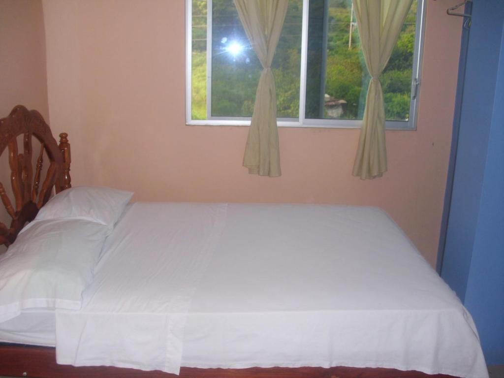 Postel nebo postele na pokoji v ubytování Hostal Alcazaba