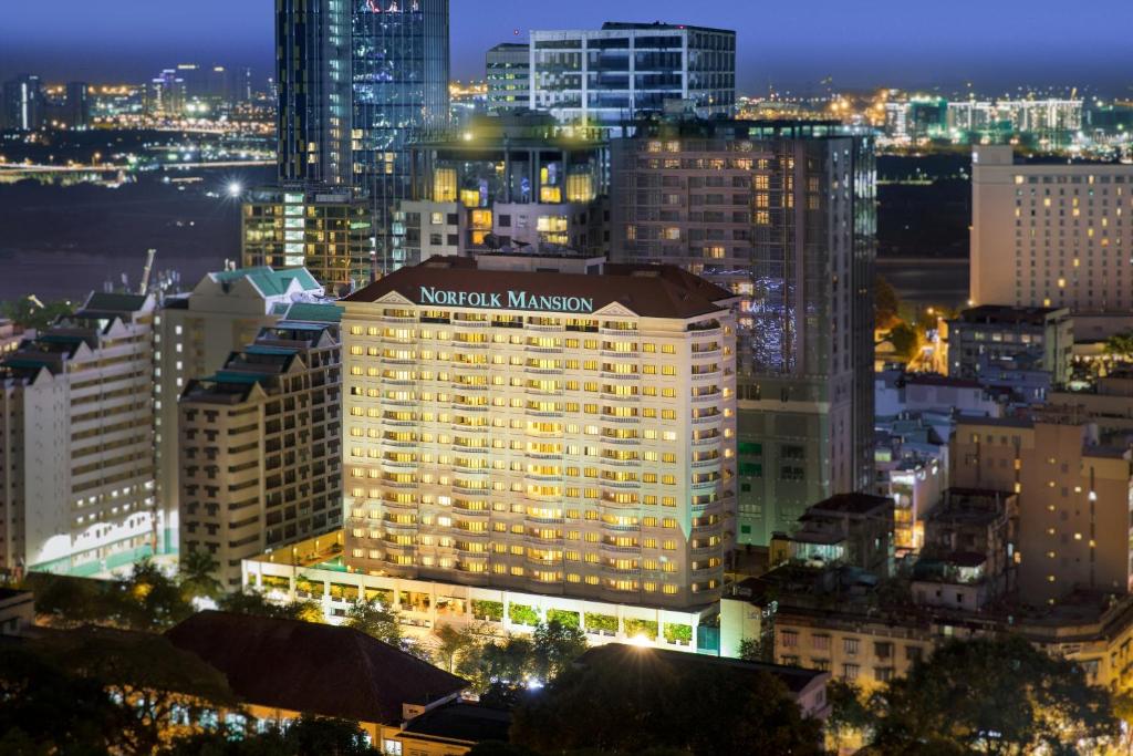 uma vista nocturna para o Hotel Waldorf Malacca em Norfolk Mansion - Luxury Serviced Apartment em Ho Chi Minh