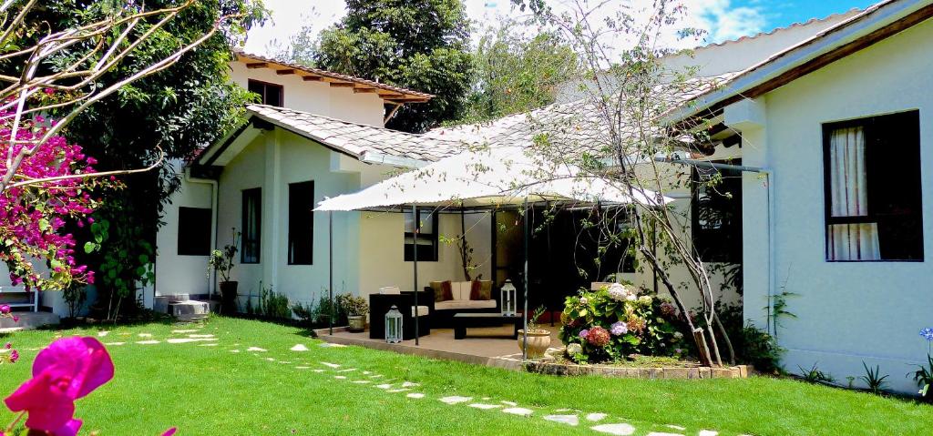 a house with a porch with a bench and flowers at Casa de Campo Santa Rosa in Cajamarca