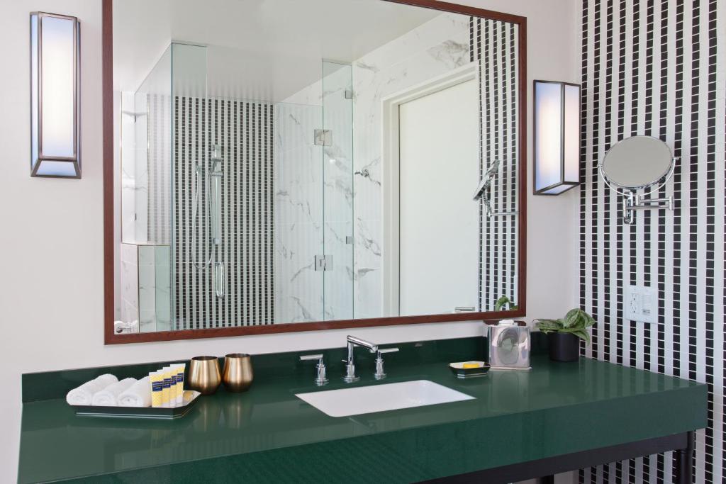 Um banheiro em Hotel Indigo - Los Angeles Downtown by IHG