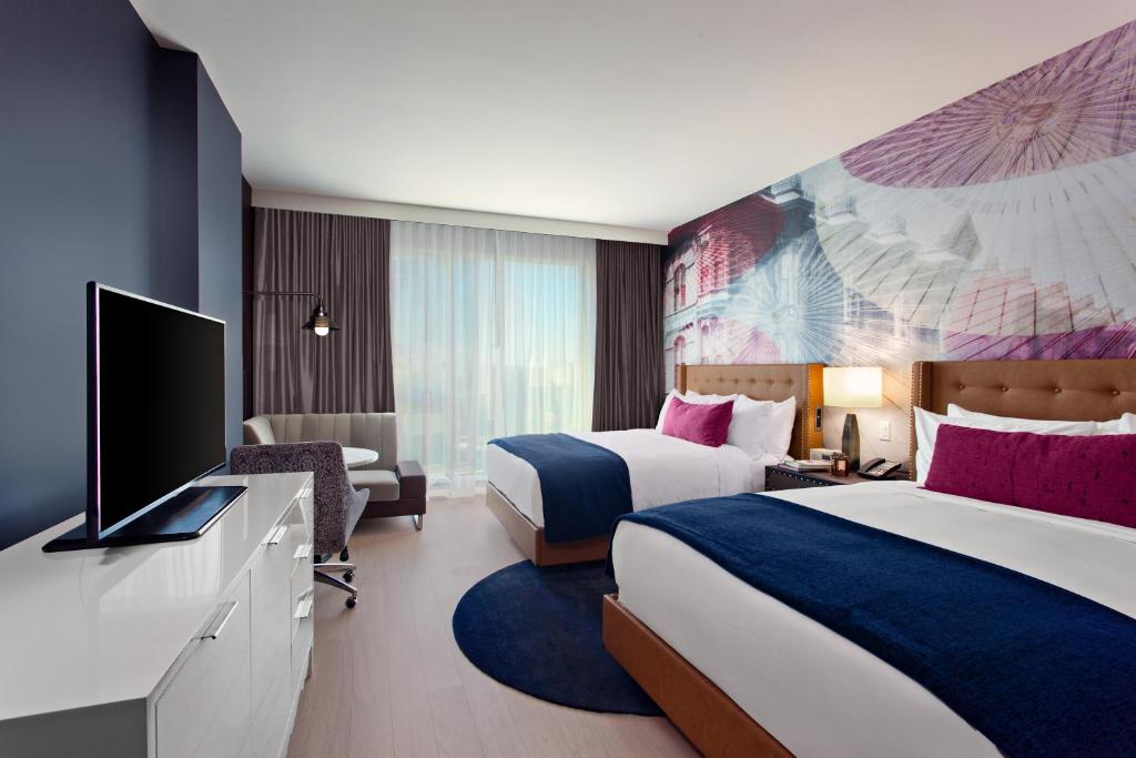 Cama ou camas em um quarto em Hotel Indigo - Los Angeles Downtown by IHG