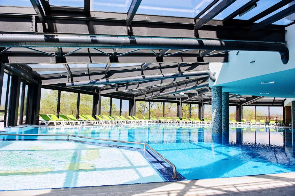 Bazén v ubytování Hot Springs Medical and SPA nebo v jeho okolí