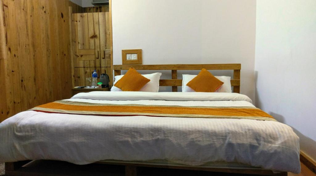 Rúm í herbergi á Gantavya Resort