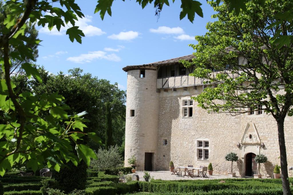 a castle in the middle of a garden at Château de Mayragues in Castelnau-de-Montmiral