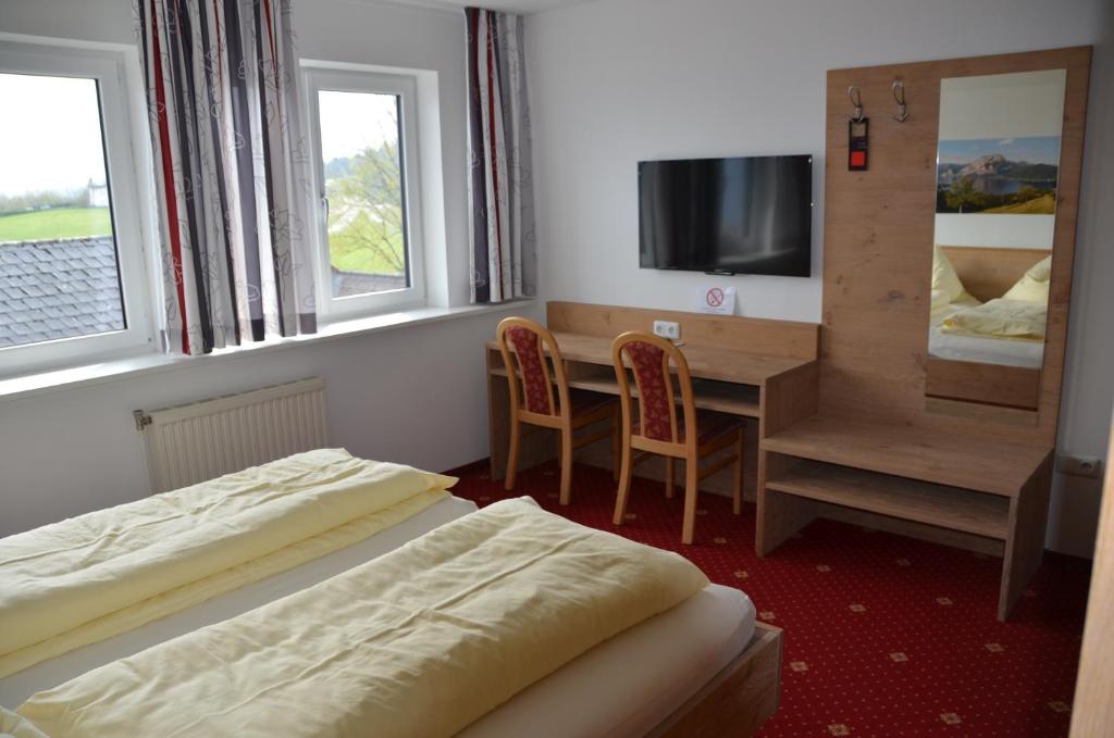 TV a/nebo společenská místnost v ubytování Gasthof-Pension Urzn