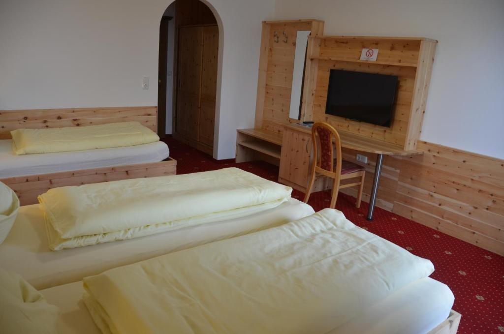 Postel nebo postele na pokoji v ubytování Gasthof-Pension Urzn